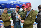 湖南當地種植大戶代表在活動現場交流科學種植技巧與中化農資產品使用心得